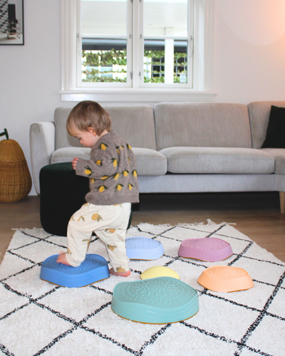 TUMLE Stepping Stones train children's balance
